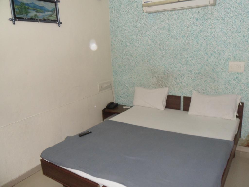 Hotel Atithi Ahmedabad Zimmer foto