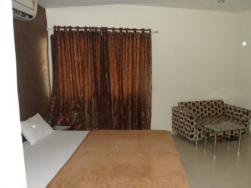Hotel Atithi Ahmedabad Zimmer foto