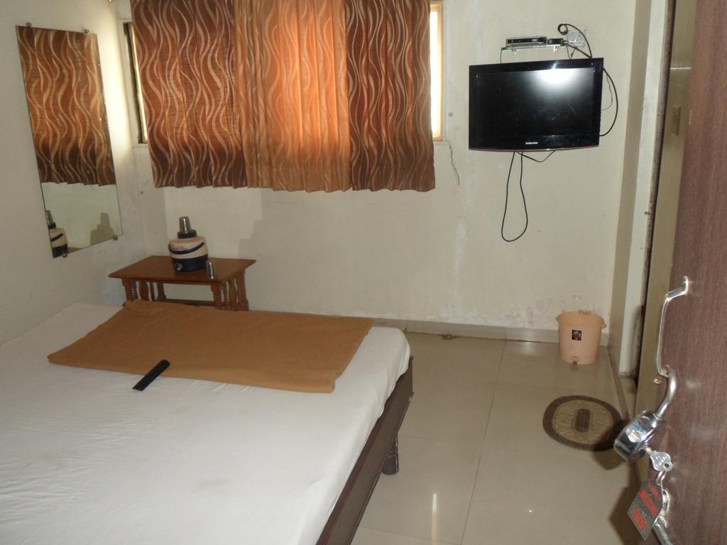 Hotel Atithi Ahmedabad Zimmer foto